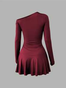 SHEIN LUNE 全新秋季时尚金属装饰设计通勤优雅不对称荷叶边下摆收腰修身不对称肩长袖女式连衣裙 - 酒紅色 - 查看 2