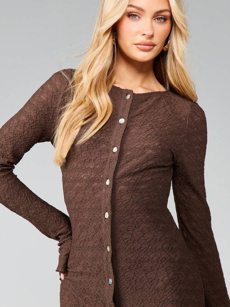 MISSGUIDED Braunes texturiertes Maxikleid mit langen Ärmeln und Knopfleiste, figurbetontes Kleid für Herbst und Winter