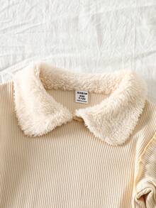 SHEIN Conjunto de duas peças para bebê menina, fofo, doce e moderno, em tons de creme, bege e damasco, com textura canelada, gola Peter Pan em sherpa e detalhes em alface. Blusa de manga comprida e calça boca de sino com cintura elástica. Roupa macia para uso diário, em casa, no outono e inverno. - Bege - Ver 2