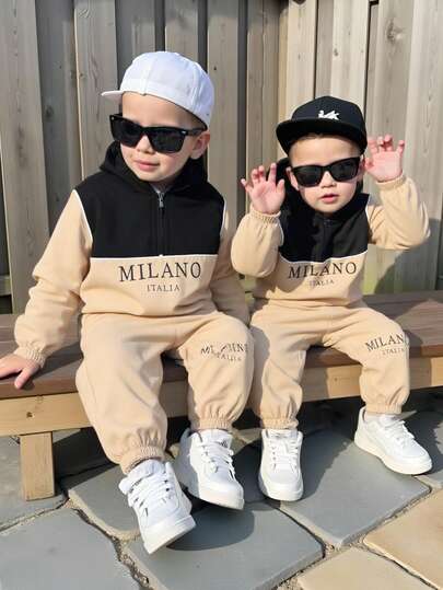 Conjunto de 2 peças para bebê menino/menina: casaquinho com capuz e calça de moletom com estampa de letras em cores contrastantes.