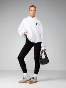 Missguided x Playboy Moletom oversized com estampa de revista e bolso central para um estilo urbano casual. - Cinza claro - Ver 5