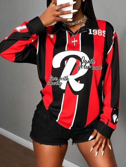 Slaydiva 新款秋冬女装返校季、女装返校、万圣节服装、商务休闲女装、女装外出、日常街头风、流行款、休闲街头复古风、学院风、运动风、Polo领、半开襟、红黑条纹、数码标语印花、长袖、宽松版型女式T恤