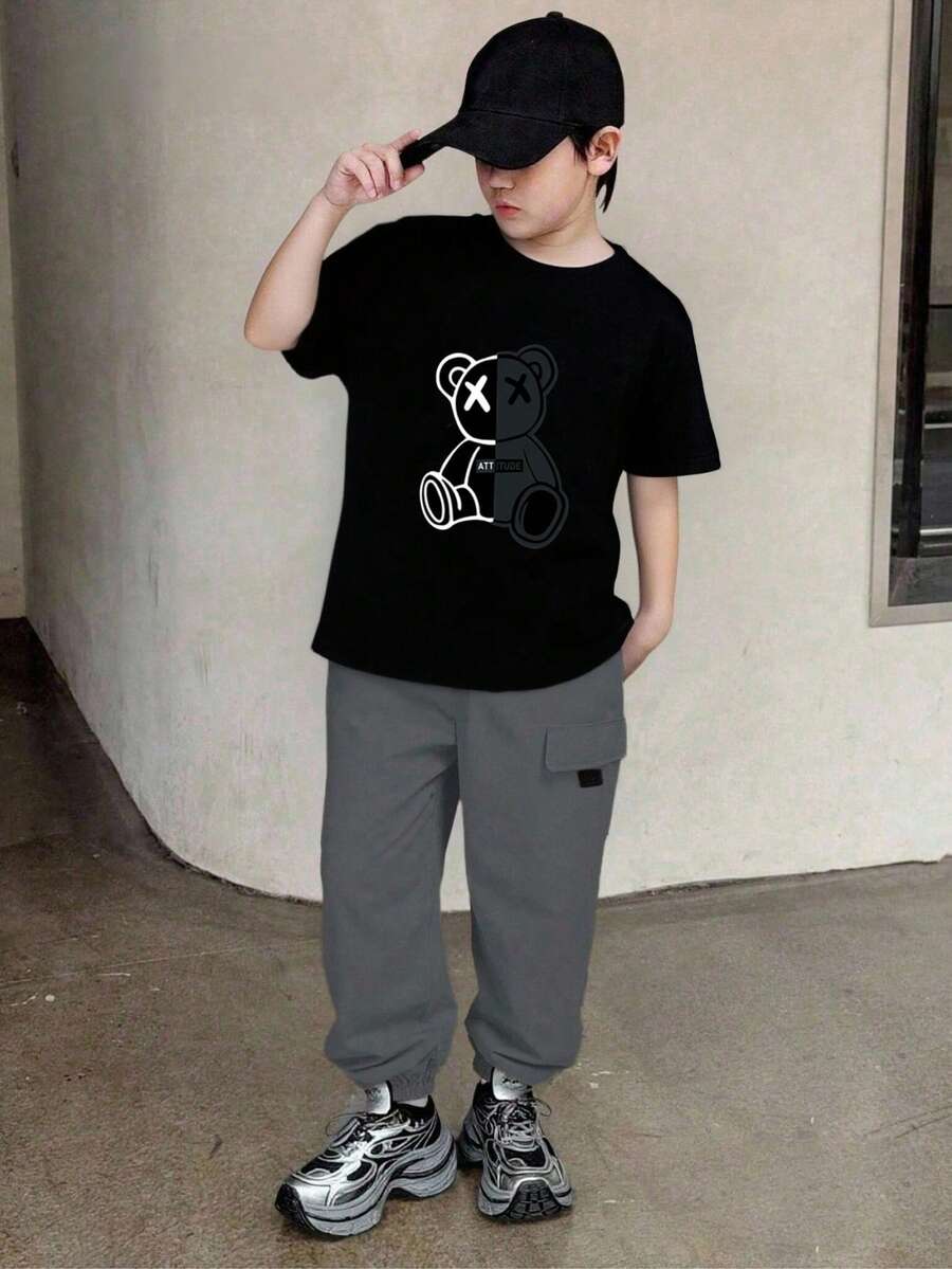 SHEIN Mirajuku Set de 2 piezas de camiseta de manga corta con estampado y pantalón cargo beige para niño preadolescente, conjunto informal a juego, primavera/verano - Gris - Ver 1