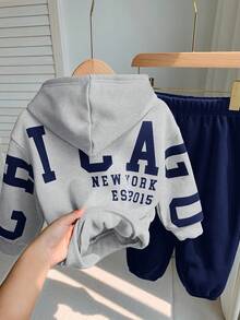 SHEIN 兒童2件組小男孩風寬鬆字母圖案連帽衛衣與秋季長褲套裝，冬季、職業日、開學季，保暖內裡厚實面料套裝 - 藏蓝色 - 查看 8
