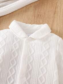 Souflis Souflis Body pentru bebeluși băieți, alb, cu mânecă lungă, design drăguț cu guler arcuit, țesătură jacquard tricotată casual cu design special scobit, închidere cu capse la guler și în partea de jos pentru o îmbrăcare ușoară, în general simplu și versatil, body cu deschidere între picioare. Potrivit pentru purtare zilnică în interior, confortabilă pentru timpul liber acasă, botezuri sau reuniuni formale în familie, pentru toate anotimpurile. - alb - Vizualizare 6