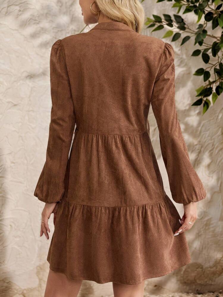 Robe courte décontractée pour femmes, à porter au quotidien ou pour le travail. Couleur unie, col avec nœud et découpe, manches lanternes, ourlet à volants. Automne.
