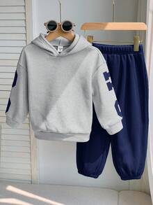 SHEIN 兒童2件組小男孩風寬鬆字母圖案連帽衛衣與秋季長褲套裝，冬季、職業日、開學季，保暖內裡厚實面料套裝 - 藏蓝色 - 查看 2