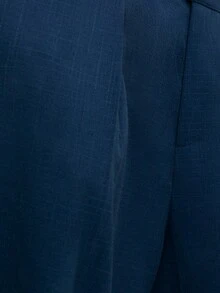 Nöista 这款海军蓝长裤采用精致的褶裥设计和挺括的腰带，打造简洁优雅的造型。非常适合秋冬季节从白天到夜晚的转换场合，也可搭配优雅的上衣，出席圣诞晚宴、新年活动或打造时尚的冬季女装造型。搭配正式衬衫和应季配饰，轻松展现精致优雅的气质。 - 藍色 - 查看 10