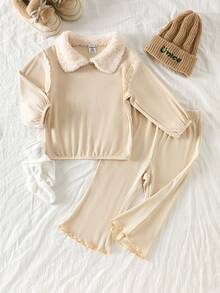 SHEIN Conjunto de duas peças para bebê menina, fofo, doce e moderno, em tons de creme, bege e damasco, com textura canelada, gola Peter Pan em sherpa e detalhes em alface. Blusa de manga comprida e calça boca de sino com cintura elástica. Roupa macia para uso diário, em casa, no outono e inverno. - Bege - Ver 7