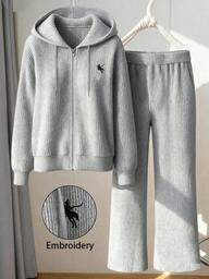 Regalyn ชุดเซ็ต 2 ชิ้น เสื้อคาร์ดิแกนมีฮู้ดรูดซิป แขนยาว ผ้าฟลีซถักลายริ้ว สีพื้น ไซส์ใหญ่สำหรับผู้หญิง + กางเกงขายาวเอวยางยืดรูดเชือก ผ้าฟลีซถักลายริ้ว ทรงหลวม สไตล์ลำลอง ใส่เที่ยว ออกงาน ดูดี มีสไตล์ พร้อมปักลายที่หน้าอก