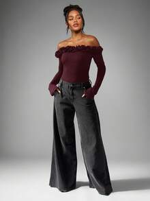 MISSGUIDED Body con hombros descubiertos, manga larga, ribete de volantes Bardot y detalle de aplicación de rosa - Burdeos - Ver 4