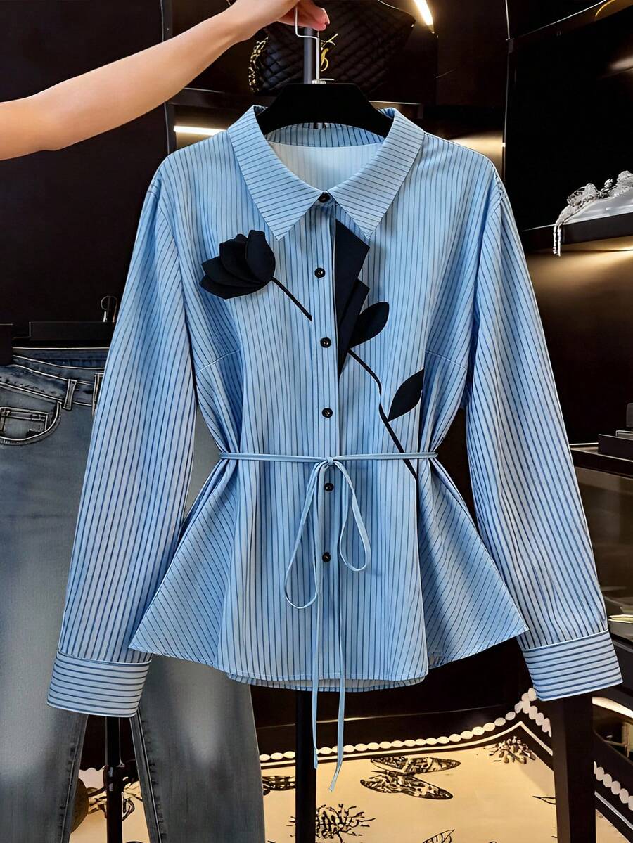 GlowEve CURVE 大码女式休闲/办公条纹3D立体花卉贴花装饰长袖衬衫，腰部系带，秋冬款 - 藍色 - 查看 1