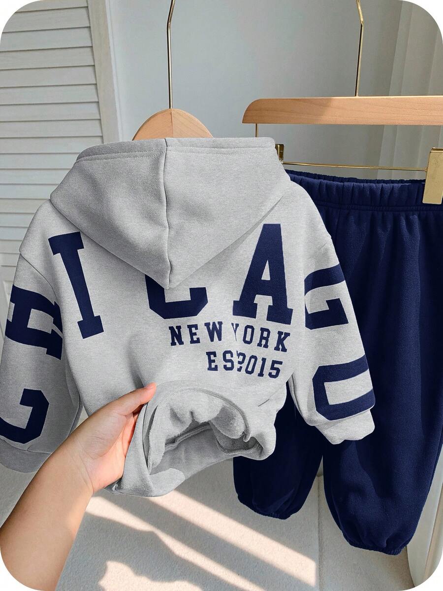 SHEIN 兒童2件組小男孩風寬鬆字母圖案連帽衛衣與秋季長褲套裝,冬季、職業日、開學季,保暖內裡厚實面料套裝 - 藏蓝色 - 查看 1