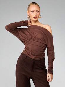 MISSGUIDED 不对称露肩长袖褶皱上衣，单肩设计 - 咖啡棕 - 查看 3
