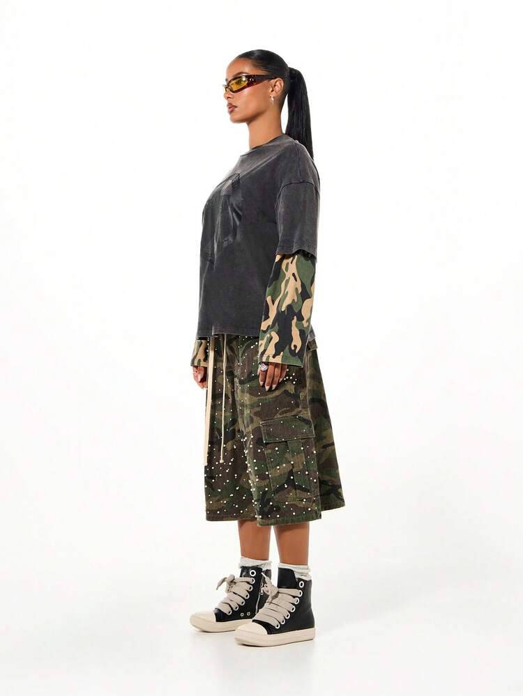 SUMWON WOMEN Szorty cargo w kamuflażu z perłowymi kryształkami