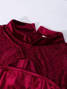 فستان أنيق وأنيق للبنات والمراهقات. تصميم بتقنية الكشكشة والتنجيد الحريري، طوق صيني عالي، أكمام طويلة، مناسب للحفلات والمناسبات والأعياد. مناسب للموسم الخريفي والشتوي - عنابي اللون - مشاهدة 3