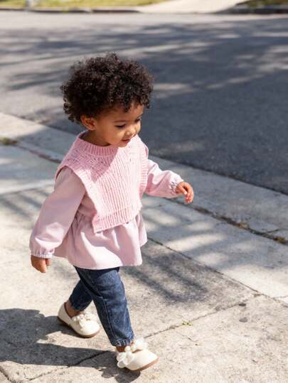 SHEIN Ensemble casual à la mode pour fillette composé d'un gilet en tricot de couleur unie, assorti à une chemise et un jean de couleur unie. Tenue polyvalente et décontractée, adaptée pour les sorties