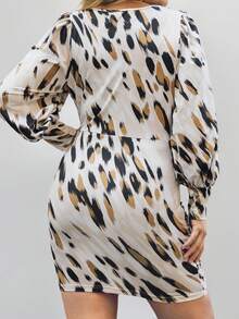 SHEIN Privé 大码女式V领长袖褶皱修身印花连衣裙 - 彩色 - 查看 2