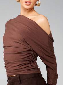 MISSGUIDED 不对称露肩长袖褶皱上衣，单肩设计 - 咖啡棕 - 查看 6