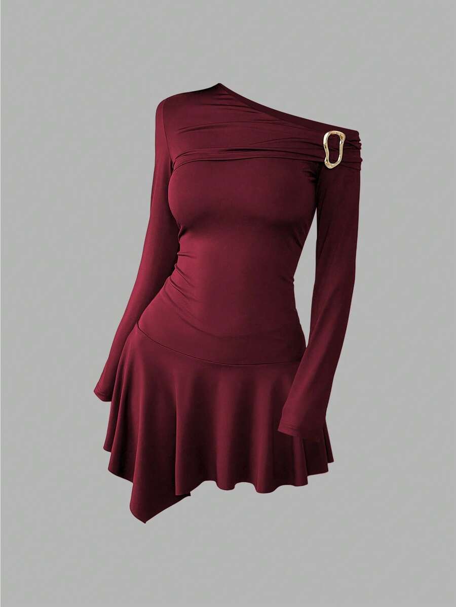 SHEIN LUNE 全新秋季时尚金属装饰设计通勤优雅不对称荷叶边下摆收腰修身不对称肩长袖女式连衣裙 - 酒紅色 - 查看 1