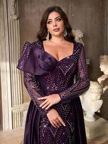 Aureia فستان ماكسي أنيق رومانسي بياقة قلب وأكمام طويلة شفافة في الصدر مطوي فاخر مرصع بالخرز والرقع من الساتان بتصميم مذيل بذيل حورية البحر (تصميم مزخرف بشكل كبير) - الأرجواني - مشاهدة 3