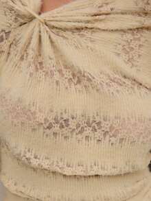 Nöista Esta blusa beige presenta un diseño de punto abierto suave y texturizado con un detalle de giro dramático en el escote. La silueta ajustada y el suave estiramiento favorecen la figura, perfecta para capas de invierno, looks casuales elegantes o suaves atuendos festivos. - Caqui - Ver 7