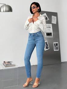 SHEIN 女士高腰修身弹力牛仔裤 – 浅蓝色水洗，经典五口袋设计，修身九分裤长 - 中等水洗藍 - 查看 3