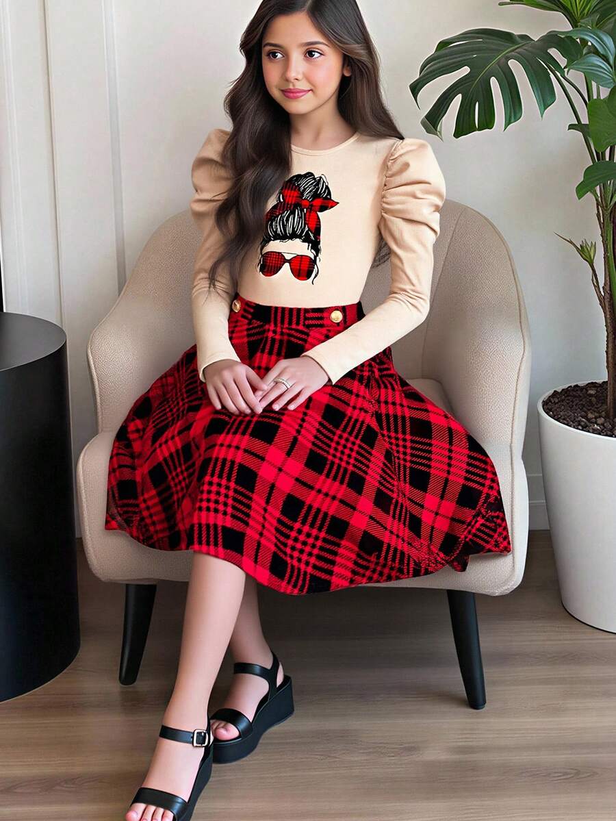 SHEIN 青少年女孩休闲优雅合身插肩袖卡通肖像印花女孩印花圆领修身套头 T 恤和配套红黑格子荷叶边下摆金属纽扣装饰 A 字裙 2 件套,适合万圣节、圣诞节、新年、休闲、学校、派对 - 卡其色 - 查看 1