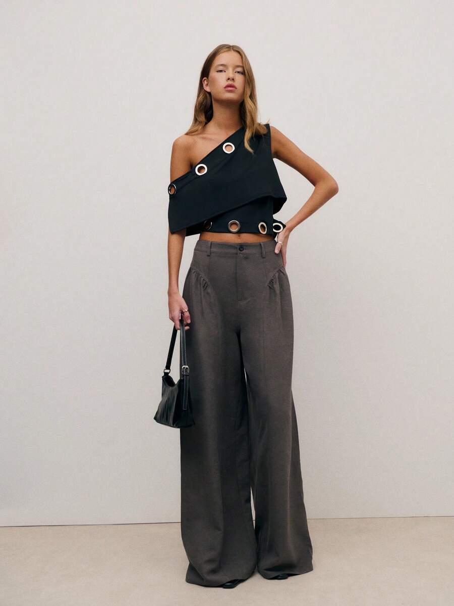 Nöista 单肩不对称上衣，饰有金属孔眼细节，短款设计。这款吸睛的派对上衣是女士的理想之选，完美搭配优雅的服装、圣诞节造型、新年派对以及时尚的夜间外出装扮。可轻松搭配修身长裤或半裙，打造摩登时尚的造型。 - 黑色 - 查看 1