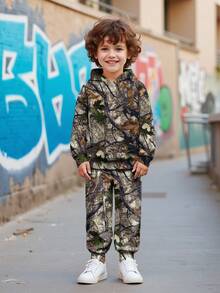 SHEIN 2 件套小男孩树叶迷彩全身印花连帽运动衫和裤子套装，休闲运动街头服饰，适合秋冬季