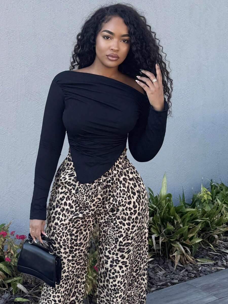 Alexandranx 不对称领口和下摆褶皱黑色 T 恤 - 黑色 - 查看 1