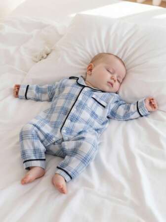 SHEIN Pijama de una pieza de manga larga con estampado de cuadros azules, cómodo para bebé niño