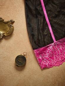 PinupPomp Camiseta sin tirantes con encaje calado y contraste, camisón sexy con tanga - Rosa Fucsia - Ver 4