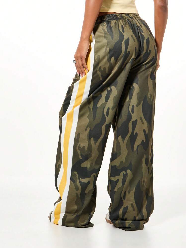 SUMWON WOMEN Pantalón deportivo con estampado de camuflaje y cinta lateral