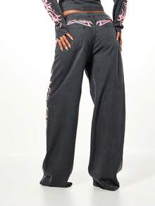 SUMWON WOMEN 火焰印花低腰宽松阔腿牛仔裤，纹身风格设计，街头潮牌Y2K时尚 - 深灰色 - 查看 2