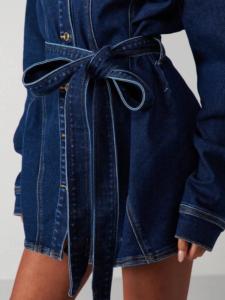 MISSGUIDED Vestido mini de mezclilla con hombreras y cinturón, estilo de vestido con chaqueta de manga larga con botones y cuello