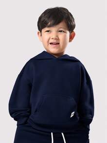 SUMWON 男童套头连帽衫和配套运动裤套装，带中央口袋，适合休闲和度假穿着。 - 藏蓝色 - 查看 3