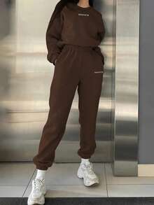 2 件套女士字母印花圆领长袖连帽衫和休闲裤套装，适合秋季 - 巧克力棕 - 查看 2