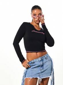 SUMWON WOMEN Áo thun crop top tay dài cổ khoét họa tiết công chúa màu hồng - màu đen - Xem 4