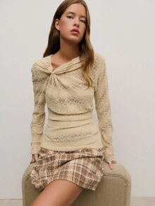 Nöista Esta blusa beige presenta un diseño de punto abierto suave y texturizado con un detalle de giro dramático en el escote. La silueta ajustada y el suave estiramiento favorecen la figura, perfecta para capas de invierno, looks casuales elegantes o suaves atuendos festivos. - Caqui - Ver 1