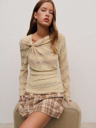 Nöista This Elegant Brown Knit Top Features A One-Shoulder Knotted Neckline, A Soft, Fluffy Fabric With A Subtle Floral Pattern, Perfect For Everyday Wear Or Parties In Autumn And Winter.