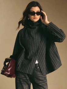 Poéselle 女士细条纹漏斗领夹克 – 现代简约风格的短款双排扣大衣 女士细条纹漏斗领夹克 短款大衣 低调奢华外套 宽松西装外套 简约冬季时尚 女士秋冬时尚 条纹双排扣大衣 秋冬 - 藏蓝色 - 查看 1