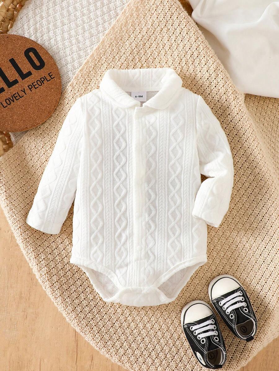 Souflis Souflis Body pentru bebeluși băieți, alb, cu mânecă lungă, design drăguț cu guler arcuit, țesătură jacquard tricotată casual cu design special scobit, închidere cu capse la guler și în partea de jos pentru o îmbrăcare ușoară, în general simplu și versatil, body cu deschidere între picioare. Potrivit pentru purtare zilnică în interior, confortabilă pentru timpul liber acasă, botezuri sau reuniuni formale în familie, pentru toate anotimpurile. - alb - Vizualizare 1