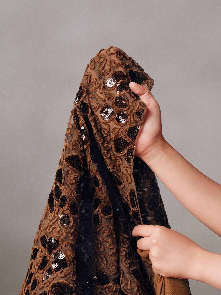 Nueva blusa de manga larga de terciopelo con parches de lentejuelas de alta gama en color marrón café para mujer, otoño/invierno