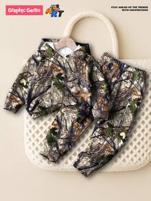 SHEIN 2 件套小男孩树叶迷彩全身印花连帽运动衫和裤子套装，休闲运动街头服饰，适合秋冬季