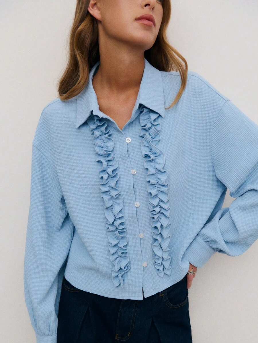 Nöista Chemise bleue élégante avec détails volantés, offrant un look soigné et formel pour les femmes ; parfaite pour le bureau, les événements du soir, les fêtes à la mode et l'hiver raffiné, apportant un équilibre polyvalent entre mode élégante et tenue formelle. - Bleu azur - Voir 1