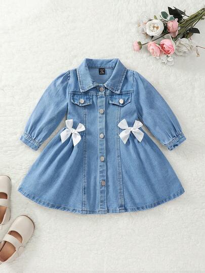 SHEIN Baby Girl Denim Mini Dress, Vintage Sweet & Cute Vacation Style Casual College Look Recommendation, Light Blue Denim Washed, Front With White Bowknot Decor Lively & Playful, Collared Neckline Simple & Casual, Puff Sleeves Design Adorable & Sweet, Fitted Silhouette , Suitable For Daily Wear, Outdoor Shopping, Beach Vacation, Leisure Activities, An Essential Versatile Fashion Piece For Spring & Autumn