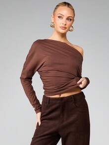 MISSGUIDED 不对称露肩长袖褶皱上衣，单肩设计 - 咖啡棕 - 查看 1