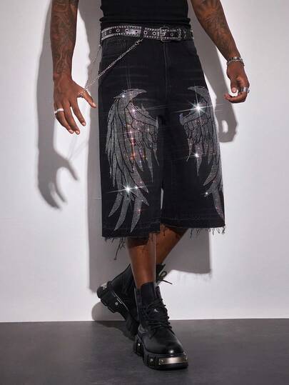 Street Life Pantalones cortos vaqueros de 7/8 de longitud para hombres con aplicaciones de cristales en forma de alas oscuras