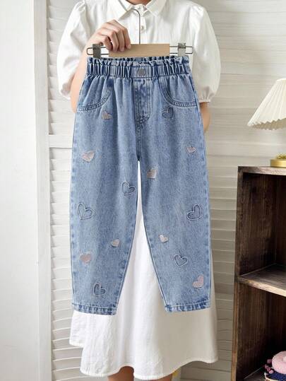 年轻女孩可爱风格女孩牛仔裤，复古浅蓝色牛仔布颜色，粉色爱心刺绣，褶皱腰身，锥形剪裁，柔软舒适的面料，时尚的日常穿着